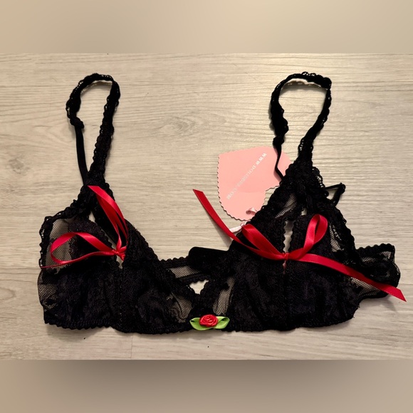Sugar Thrillz Other - Sugar Thrillz dolls kill Black Lace Bra with red bows and rose charm small NWT